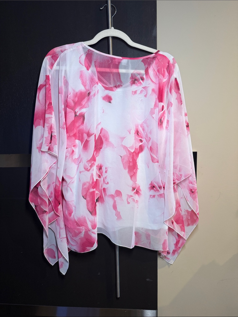 V-Neck Pink Floral Flow Blouse - Picture 3 of 3